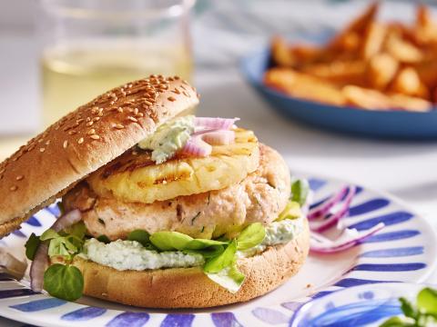 Zalmburgers met cottagecheese-dip en gegrilde ananas