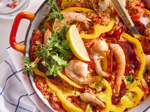 Rijstpannetje met chorizo, scampi’s en paprika