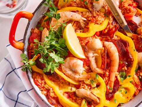 Rijstpannetje met chorizo, scampi’s en paprika