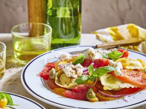 Pastasalade caprese met mezzelune, tomaten en burrata