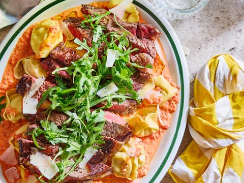 Tagliata met tortelloni en saus van geroosterde paprika’s