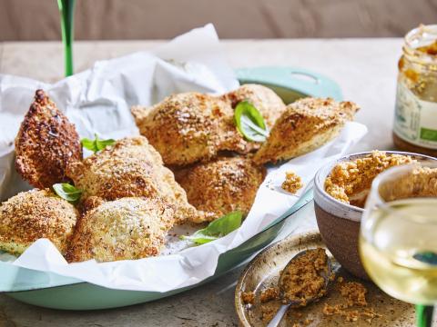 Gebakken ravioli met pestodip