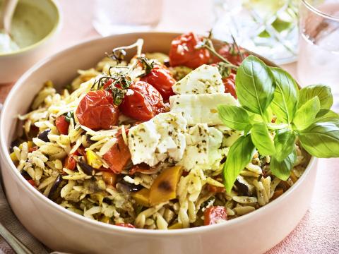 Griekse pastasalade met gegrilde groenten, ovengebakken feta en pesto-yoghurtdressing