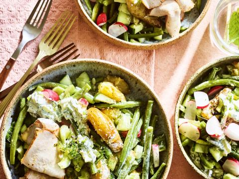Salade van gebakken aardappelen met radijzen, boontjes en varkensgebraad