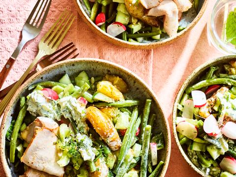 Salade van gebakken aardappelen met radijzen, boontjes en varkensgebraad