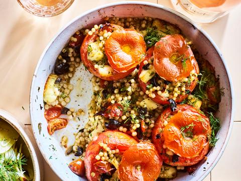 Gevulde tomaten met parelcouscous, halloumi en een frisse venkelsalade