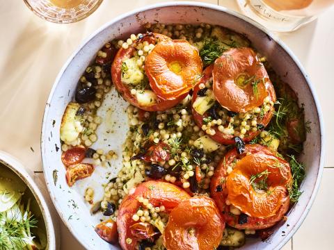 Gevulde tomaten met parelcouscous, halloumi en een frisse venkelsalade