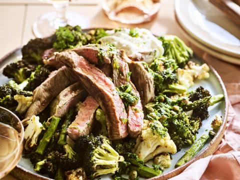 Steak met salade van gegrilde broccoli en asperges