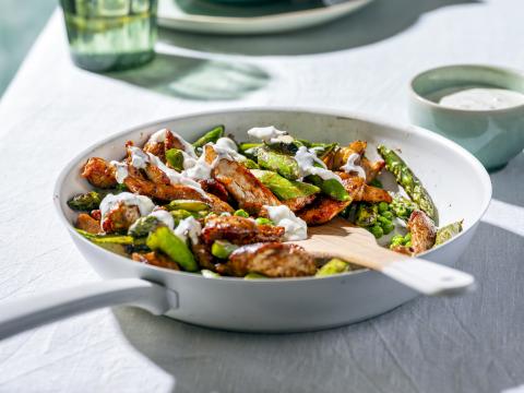 KB Gewokte groene asperges met gemarineerde kip en citroendressing