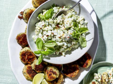 KB Cottagecheesebeignets met avocado-komkommersalade
