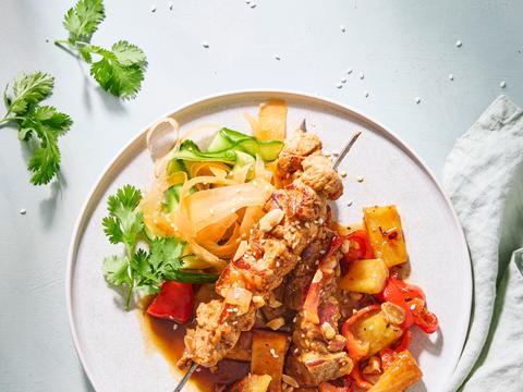 Varkenshaasspiesjes met zoetzure saus en knapperige salade