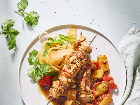 Varkenshaasspiesjes met zoetzure saus en knapperige salade