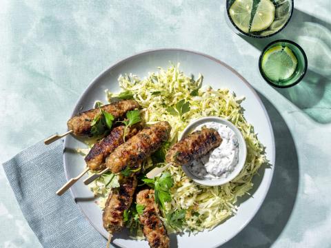KB Köfte met spitskool-appelslaatje en lichte tartaarsaus