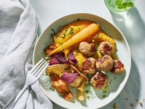 Kalfsballetjes met wortelcrème en groentechips