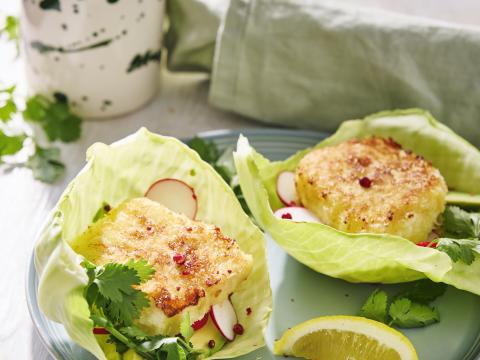 Pakketjes van wittekool met krokante schelvis en avocado