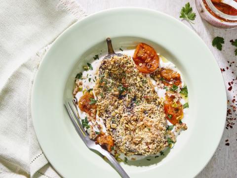 Gepofte aubergine in notenkorstje met yoghurtsaus en zongedroogde tomaatjes