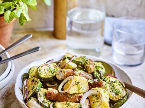 Aardappelsalade met worst, courgette en mosterd 
