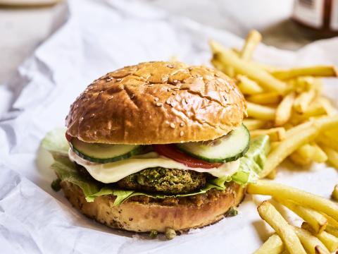 Groenteburger met frietjes 