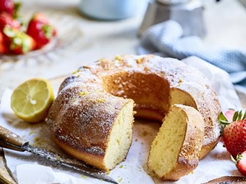 Yoghurtcake met citroen en aardbeien 