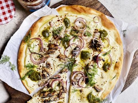 Witte pizza met sardines, roomkaas en citroen