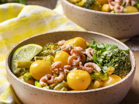 Snelle aardappelcurry met groene groenten en garnalen