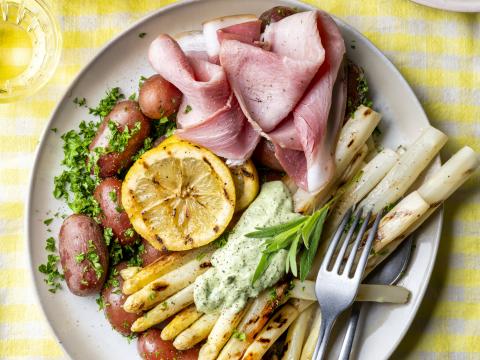 Peterseliekrieltjes met gegrilde asperges, ham en dragonmayonaise