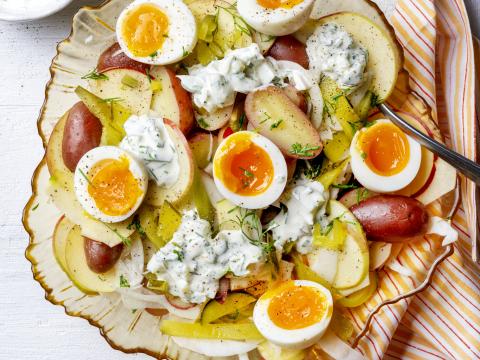 Aardappelsalade met venkel, zachtgekookt ei en augurkdressing