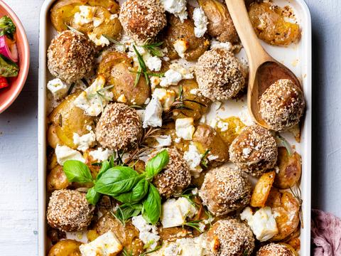 Traybake van smashed krieltjes met feta