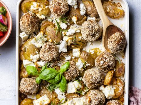 Traybake van smashed krieltjes met feta
