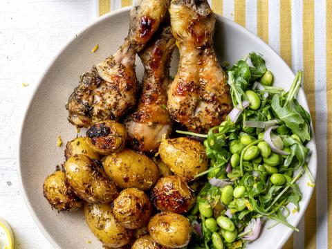 Geroosterde mosterdkrieltjes met drumsticks en een groene salade