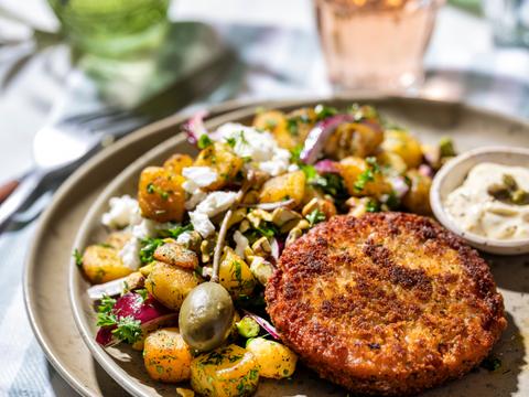 Zalmburger met groene BBQ-krieltjes en feta  
