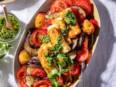 Halloumi caprese met aubergine, nectarine en tomaat 