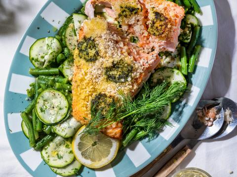 Ovenzalm met kruidenboterkorst en courgettesalade 