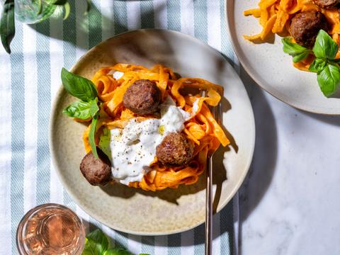 Tagliatelle met meatballs, stracciatella en basilicum