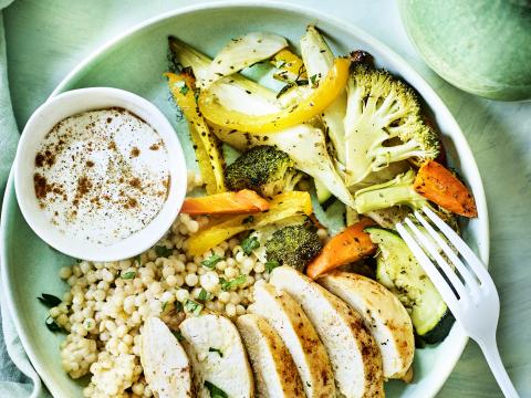 Kip baharat met parelcouscous en geroosterde groenten