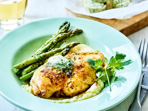 Kipfilet met huisgemaakte kruidenboter, puree en groene asperges