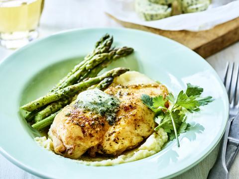 Kipfilet met huisgemaakte kruidenboter, puree en groene asperges