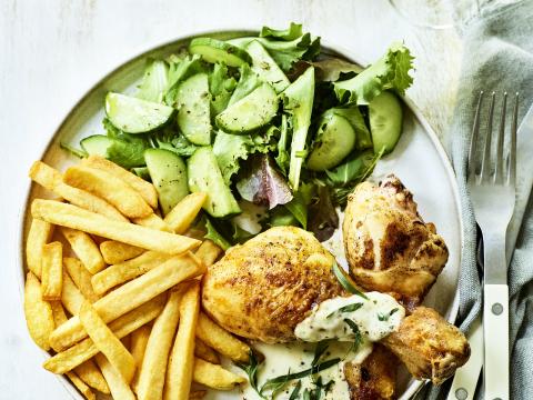 Kippenboutjes met dragonroom-saus en frietjes