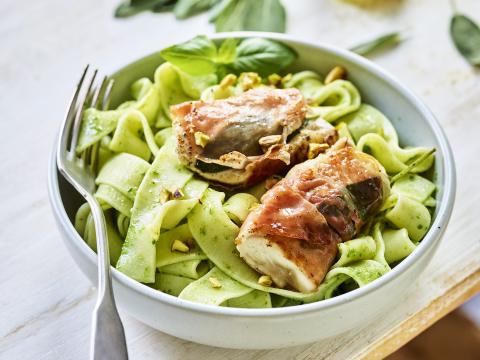 Saltimbocca alla romana van kip met salie en pasta met pistachepesto