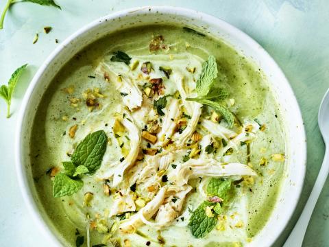 Yoghurtsoep met pulled chicken en munt