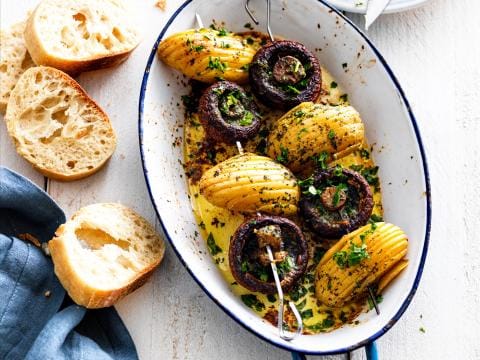Spiesjes van hasselbackkrieltjes en champignons
