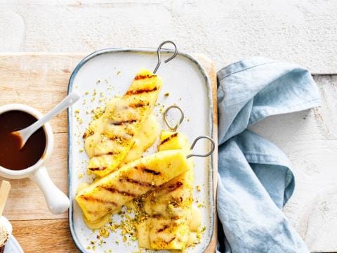 Gegrilde ananasspiesjes met witte chocolade en pistache