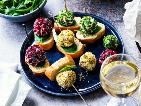 Bruschetta’s met kruidenkaasspiesjes