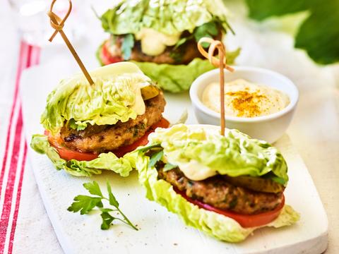Slaburgertjes met yoghurt-kerriesaus