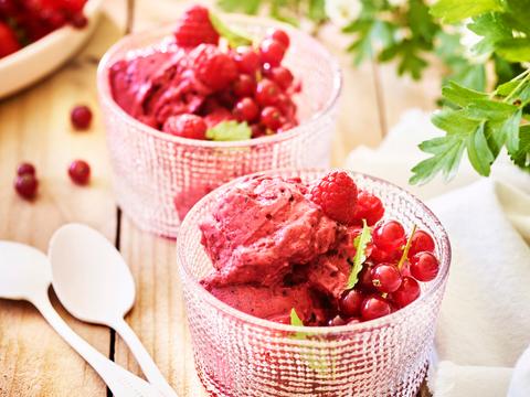 Yoghurtijs met rood fruit