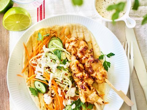 Volkorenflatbread met kipspiesjes en tahinyoghurt