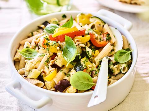 Volkorenpastasalade met geroosterde groenten