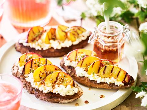 Gegrilde perzik met cottagecheese en hot honey op zuurdesemtoast