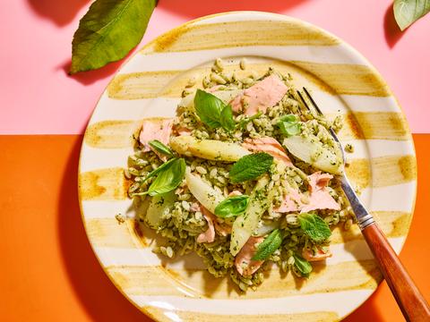Pastasalade met muntpesto, witte asperges en warmgerookte zalm