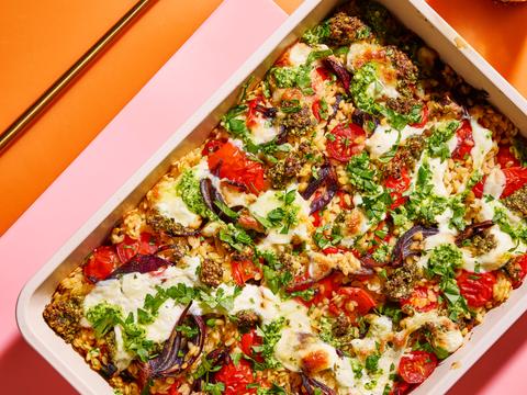 Ovenschotel met orzo, paprika, kerstomaten en burrata